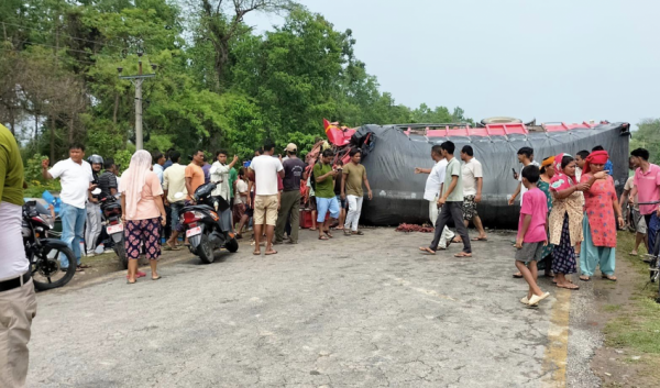 कैलालीमा बस र ट्रक एक आपसमा ठोक्किए 