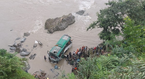 काठमाण्डौंबाट पोखराका लागि छुटेको बस त्रिशुलीमा खस्यो 