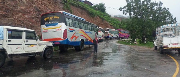 पहिरोका कारण अवरुद्ध जयपृथ्वी राजमार्ग सुचारु