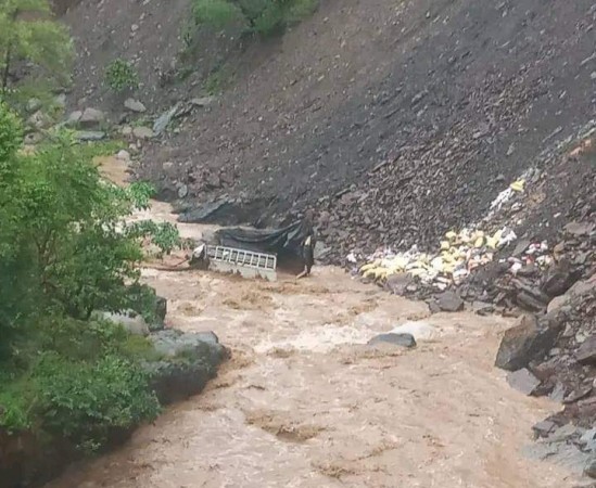 डडेल्धुराको रडुवा खोलामा मिनी ट्रक खस्यो 