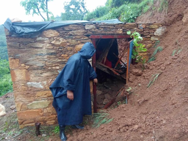 लगातारको बर्षाले बैतडीमा एक गोठ भत्कियो 