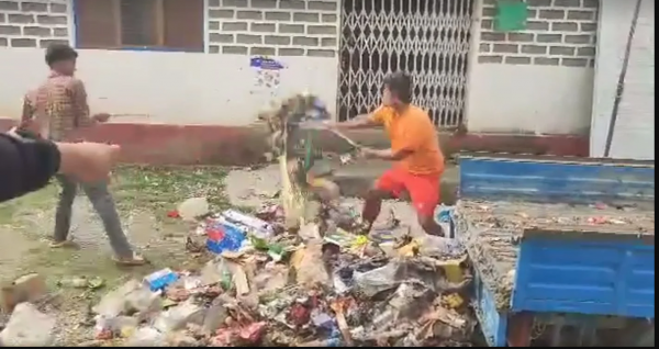 गोकुलेश्वर बजारको फोहोर लामो समय  सम्म नउठेपछि स्थानीयले लगेर नगरपालिकामा फाले