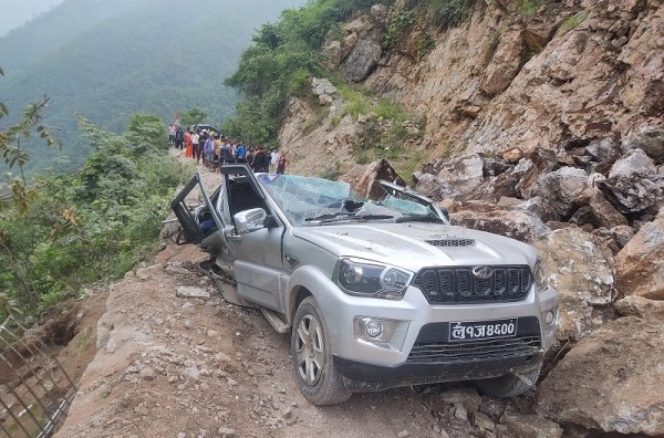 पाल्पामा पहिरोले जिप पुर्दा तीन जनाको मृत्यु, ८ जना घाइते 