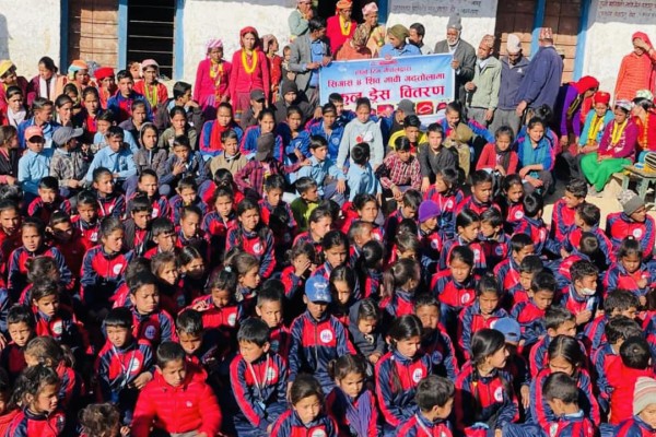 बैतडीमा  विद्यार्थीहरुलाई निःशुल्क ट्रयाकसुट वितरण 