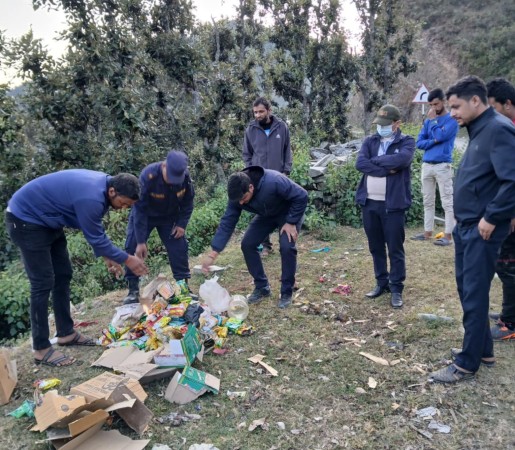 बैतडीको सुर्नयामा चाडपर्वलक्षित बजार अनुगमन,म्याद नाघेका सामग्री नष्ट 