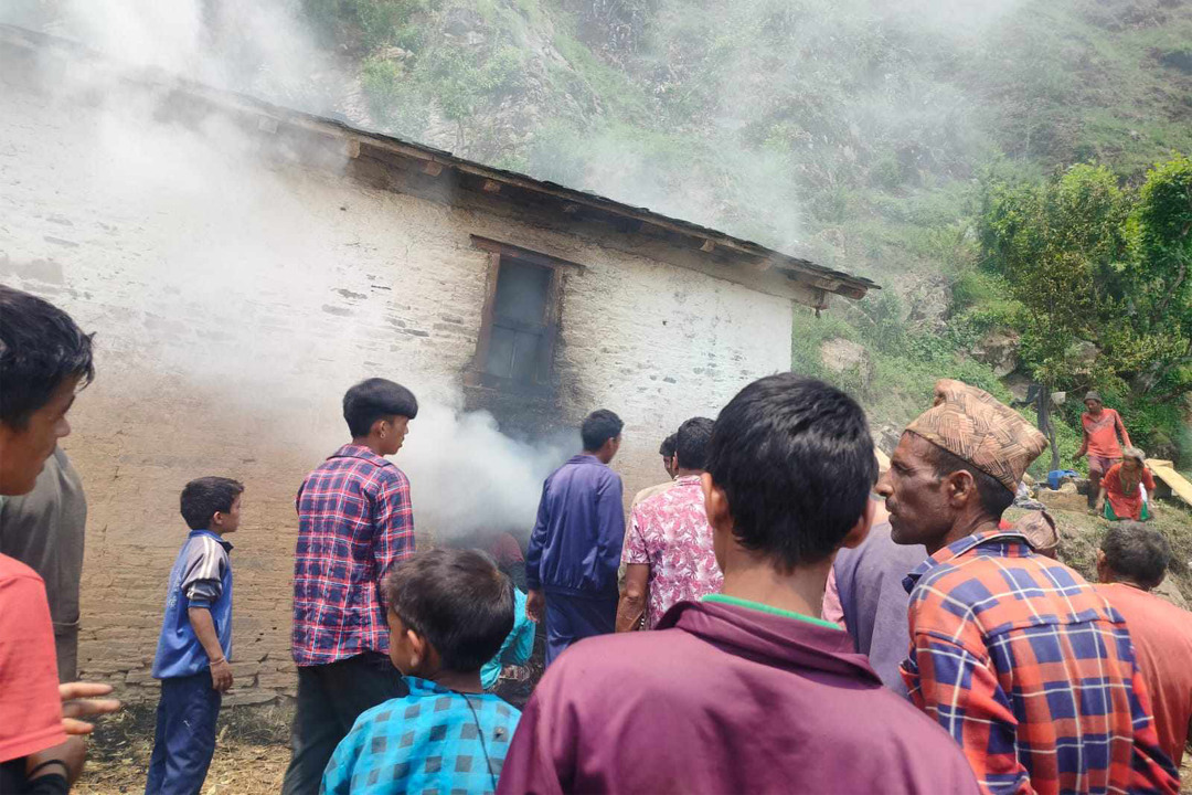 बैतडीको एक घरमा आगलागी हुँदा ८ पशुचौपाया जलेर मरे 