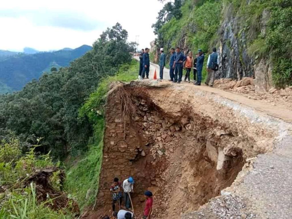 बैतडीको झौलेकमा पहिरो खस्दा जयपृथ्वी राजमार्ग अवरुद्ध 