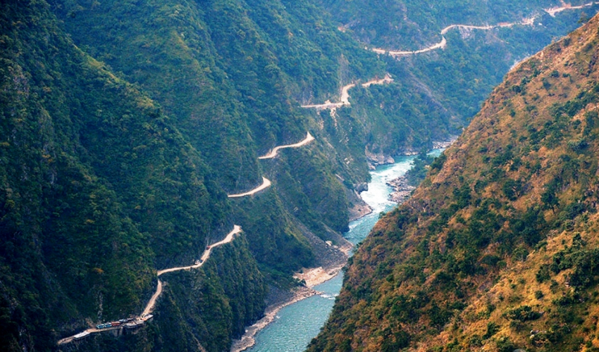 कर्णालीमा जेसीबी खस्दा दुई जनाको मृत्यु, तीन जना बेपत्ता 