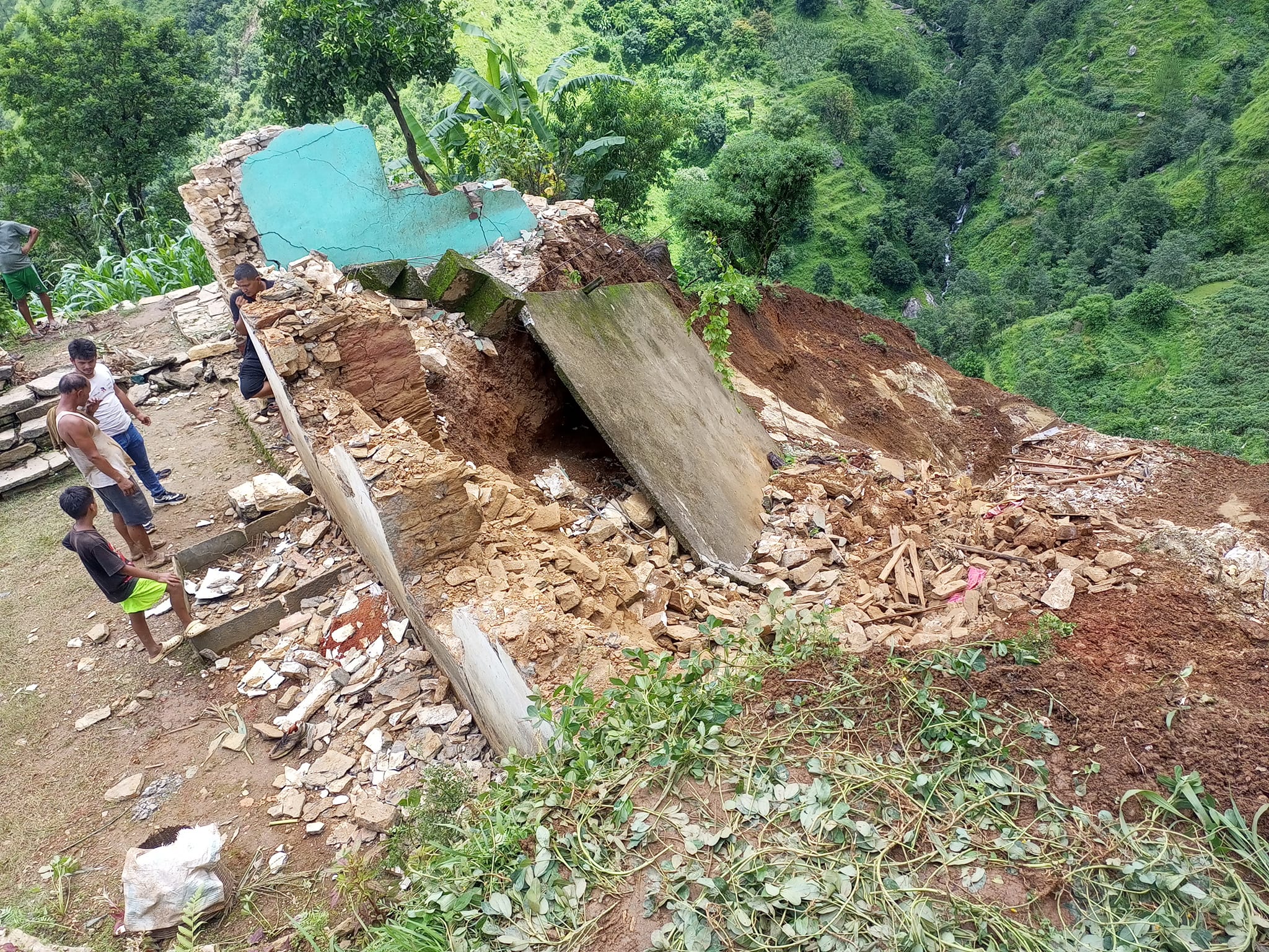 बैतडीको डिलाशैनीमा पहिरोले दुई घर भत्किए