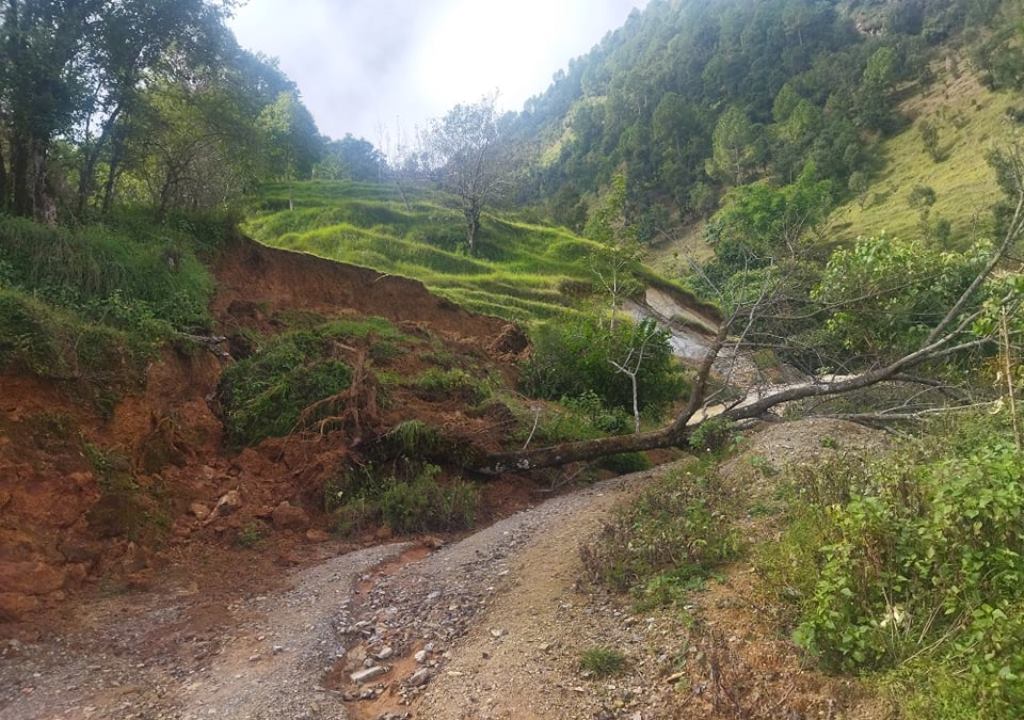 पहिरोले बैतडीका अधिकांश ग्रामीण सडक अवरुद्ध 