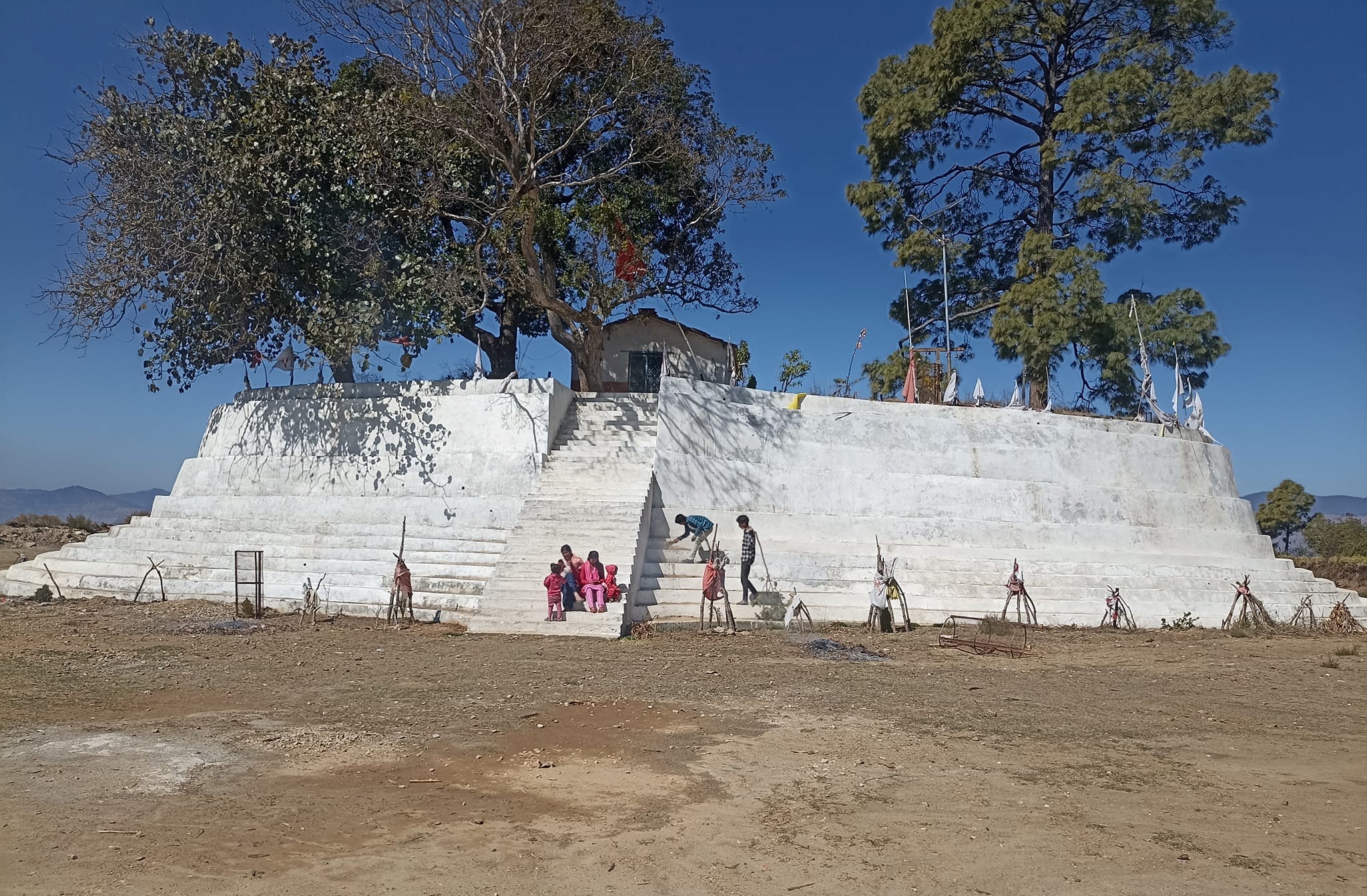 महाशिवरात्रिको अवसरमा नागार्जुन मन्दिरमा सरसफाइ 