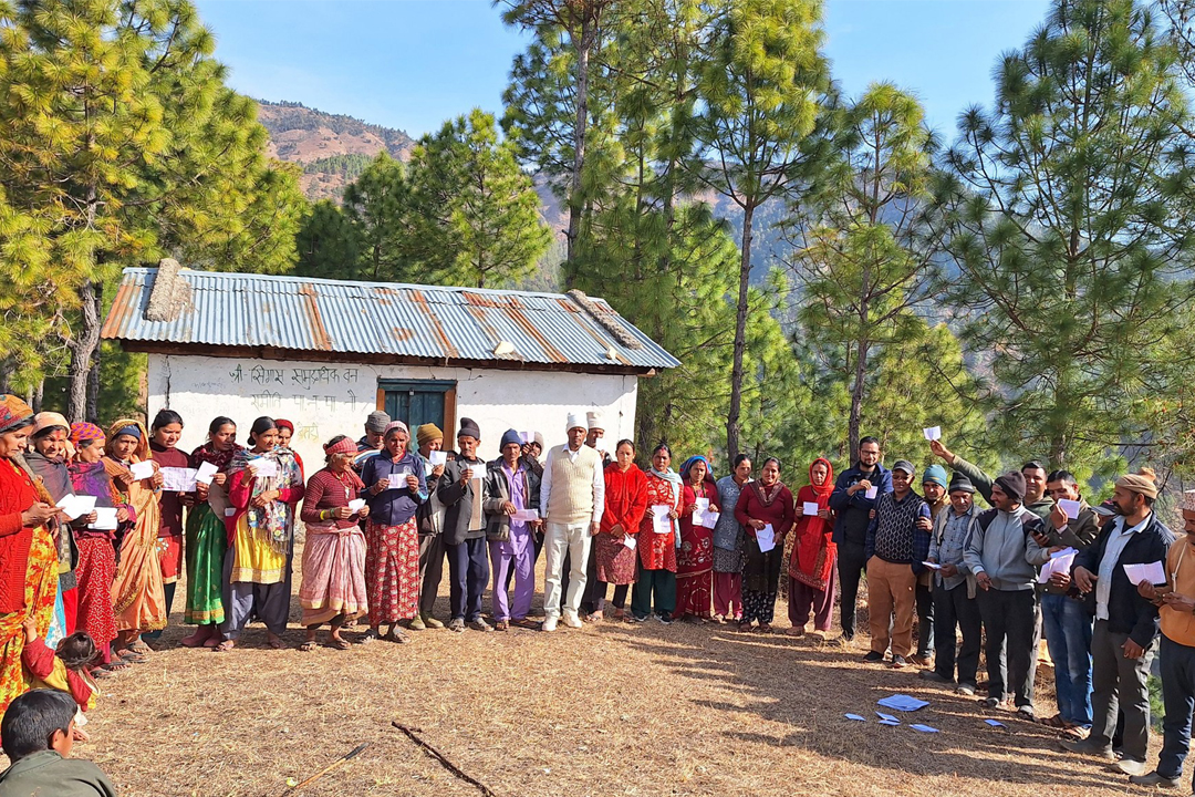 वडा अध्यक्ष भाटको अनुकरणीय सेवाः दुई वर्षदेखि वडावासीको विद्युत महसुल तिर्दै, घरघरमै रसिद वितरण