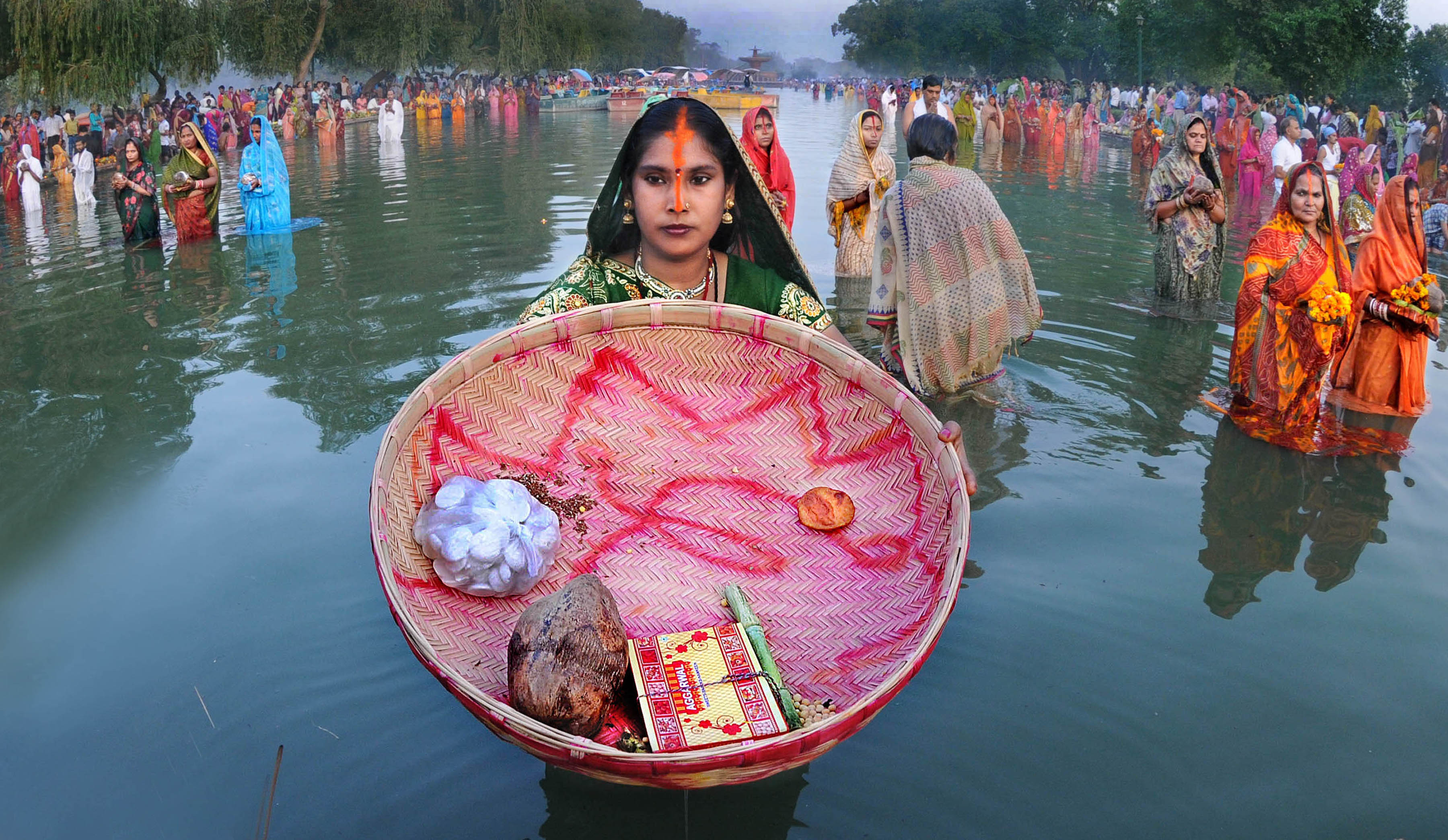 आज छठ पर्वको मुख्य दिन सूर्यको पूजा आराधना गरी  मनाइँदै