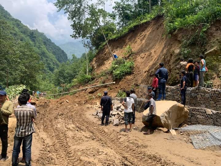 संखुवासभामा निर्माणाधीन सडकमा पहिरो खस्दा दुई मजदुरको मृत्यु