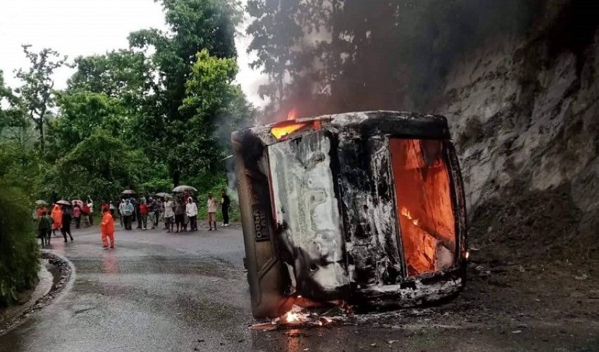 कञ्चनपुरबाट काठमाडौंका लागि छुटेको बस पल्टिँदा आगलागी, ३१ जना घाइते