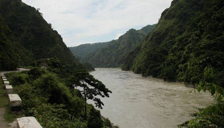 इँटा बोकेको ट्रक त्रिशूली नदीमा खस्यो